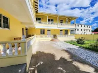 Spacious modern 5 bedroom island retreat in Picard w/ king bed and A/C