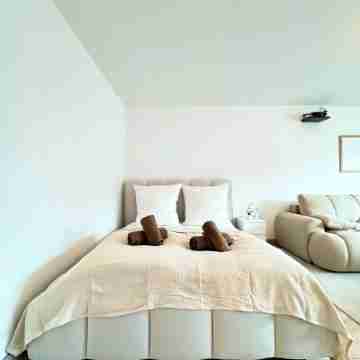 Stylish city apartment I WiFi I movie screen I balcony I central Rooms