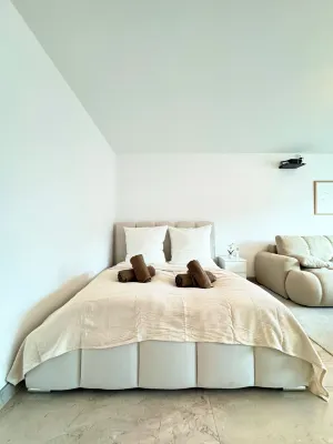 Stylish city apartment I WiFi I movie screen I balcony I central Hotels in Vahrenwald-List