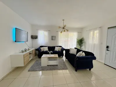 3-bedroom apartment in brilliant Bonao with WiFi, AC Hotels in 