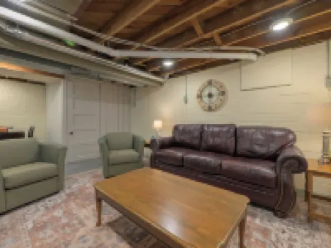 Charming 2-bedroom cottage with WiFi, AC in lovely Pella Hotels in Pella