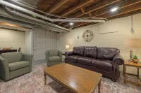 Charming 2-bedroom cottage with WiFi, AC in lovely Pella Hotels in Pella