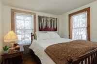 Historic 1843 Belmont Home, Near Okemo & Vast, Sleeps 10+, Gigabit WiFi
