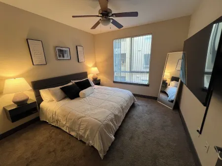 Luxury Modern Condo w/PS5, BOSE sound, UltraFast WiFi, Kingbed+Sofabed+65'' Tv's Отели рядом со станцией Newhall