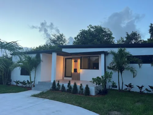 House of Flair: Modern Art Haven