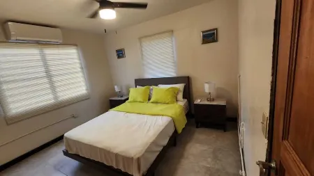 Locals In Paradise apt. 3. 2rooms 1 min from the airport, beach, restaurants. Отели рядом с Аэропорт Сирил Э. Кинг