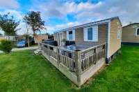 Zeeland Chaletje in Oostkapelle on a family-friendly park - 2-Star