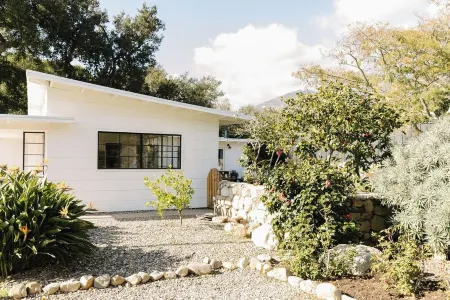 Charming 3-bedroom house in Montecito Отели рядом с достопримечательностью «Miramar Beach»