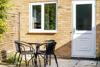 2BR Comfort Stay | Kitchen, Lounge & Sleeps 4