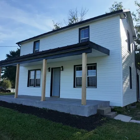 Charming 3-bedroom house with porch and yard in Winchester
