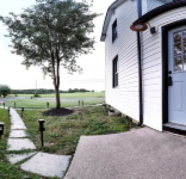 Charming 3-bedroom house with porch and yard in Winchester