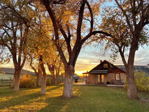 Cozy 3-bedroom cabin in peaceful Glade Park with WiFi, Heating & AC units