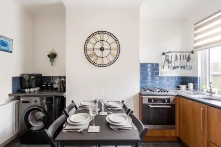 Charming Terraced House in the centre of Hoylake Отели в г. район Виррал