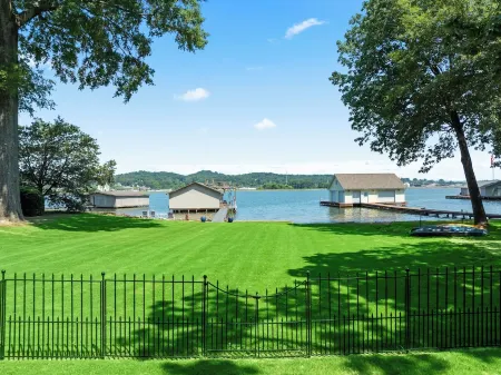 Spacious 5-bedroom house in the heart of Guntersville located ON the lake.