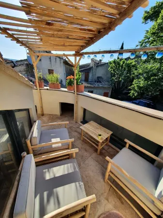 L'exquishette Un nid sur les Toîts de Lourmarin Отели в г. Лурмарен