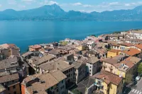 In the heart of the old town in Torri del Benaco 50 mt from the water.