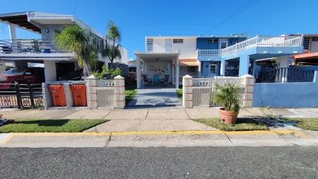 Koral de Alejandro Beach House-Walking distance to beach, town and Fun! Charming