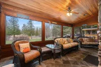 [Riverfront Lodge] ~ Downtown Bellaire ~ Private Dock Available ~ Walk to town! - 2-Star