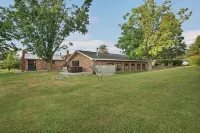 5 BD Charming Home in Gaylord Sleeps 16 Indoor Pool Hot Tub Game Room Hotel di Dover Township