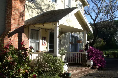 Bear Flag Inn Отели рядом с достопримечательностью «The Carmel Gallery in Calistoga»