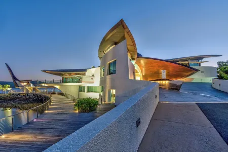 Yacht Club Villa 33-Serenity-Ocean Views with Golf Buggy Отели рядом с достопримечательностью «One Tree Hill»