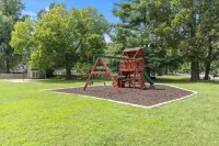Stylish & Comfortable 4-bedroom Retreat in safe and quiet Southside Springfield
