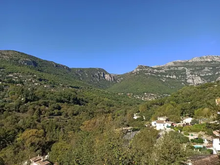 Magnificent villa with swimming pool and mountain view