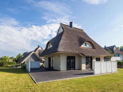 Thatched Roof Vacation Home Ankerplatz in Fuhlendorf am Bodden Hotels in Fuhlendorf