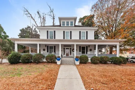 Charming 1-bedroom condo in idyllic Washington~Walk to Waterfront!