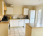 3BDR Detached Spacious House in Ashford-with free parking