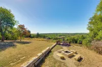Kansas Gem w/ Fire Pit & Views: 10 Mi to Dtwn! - 4 tähden