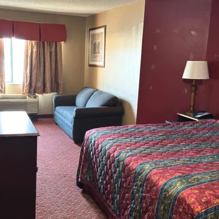 Coratel Inn & Suites by Jasper Santa Fe OKC Отели рядом с достопримечательностью «Ипподром «Ремингтон Парк»»