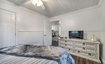 Waterfront Dunlap Cottage: Large Yard + Views