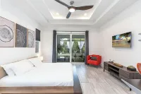 Tropical 4-bedroom Oasis on the river with Pool and Jacuzzi in Bonita Springs