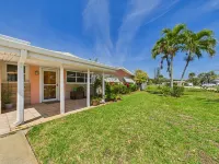 3 Bedroom 2 Bath Beachside House With Hot Tub