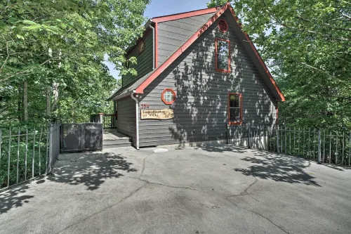 Hot Tub and Private Deck Rustic Pigeon Forge Cabin