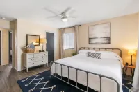 City Haus: Stylish home with King and Wifi 5 minutes to Q2 Stadium, Domain Hoteles cerca de Microelectronics Research Center Department of Electrical and Computer Engineering