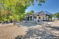 Cozy Interior and Lake View McKinney Ranch Home! - balcony