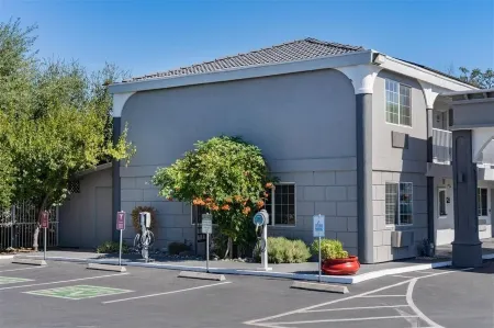 The Orchard Hotel Ukiah Wine Country Free Breakfast, Pool, & Hot Tub