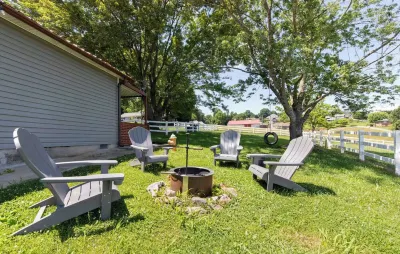 Comfy Dog Friendly Cottage w/ Large Fenced Yard Hotels in der Nähe von Biltmore Bass Pond And Boathouse