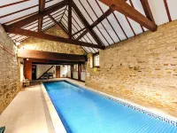 Luxury Retreat in UK with Pool & Tennis Court - 泳池