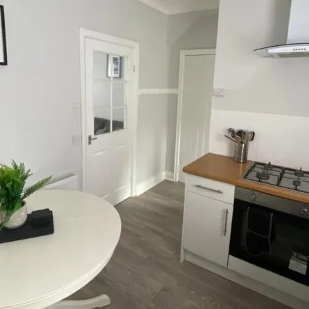Weldon House - Sleeps 6 - Pet Friendly - Parking