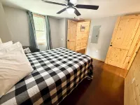 Romantic Cabin Hideaway — Outdoor Rain Shower, Soaking Tub & Fire Pit