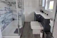 Lodge - Sleeps 2 - Pet Friendly - Parking - Patio