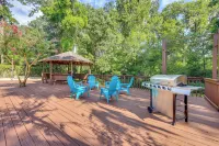 1 Mi to UF Campus: Group Retreat w/ Outdoor Oasis - Kitchens