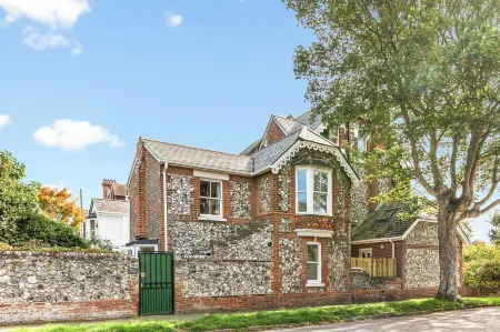 Flint Cottage – 3 Mins to Beach Отели в г. Аран Дистрикт