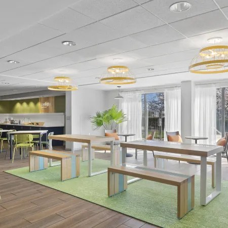 Spark by Hilton Greensboro Отели рядом с достопримечательностью «Торговый центр Four Seasons»