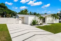 Family Retreat Sleeps 11, Heated Pool, Mini Golf, Kayak Experience, Waterfront