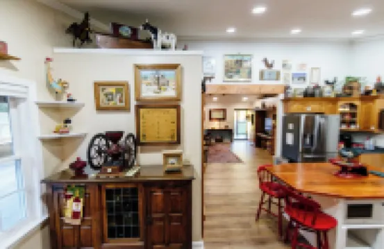 Bridgeview Bend - Charming 3-bedroom house with spacious yard and seasonal creek