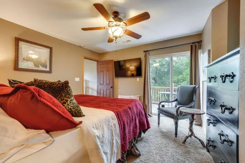 Hot Tub & Fire Pit! Lake-View Home in Blue Eye - parking